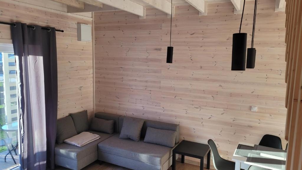 patio ze stołem i krzesłami na tarasie w obiekcie Domki Kawka w mieście Bobolin