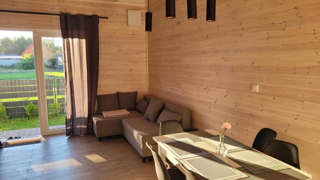 Słoneczny salon z widokiem na patio